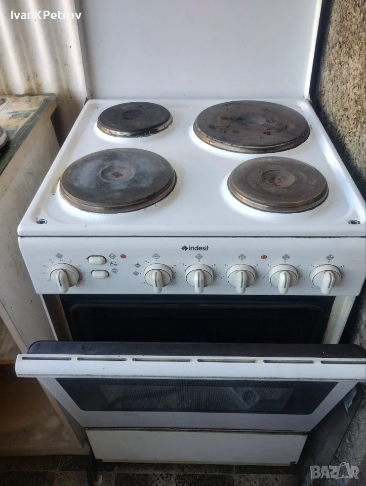 Готварска печка с 4 котлона,INDESIT., снимка 1