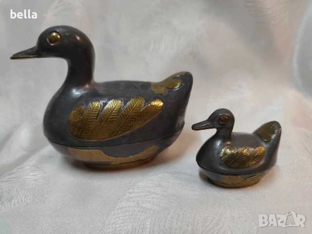 Две масивни кутии патици от висококачествен калай (pewter) с релефни апликации от месинг., снимка 2 - Антикварни и старинни предмети - 54878551