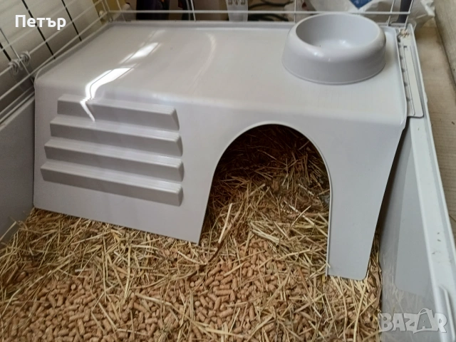 Продавам къщичка- платформа, с вградена купичка за клетка за животни