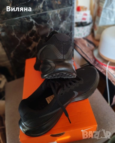 Дамски маратонки Nike 39 номер, снимка 4 - Маратонки - 54305723