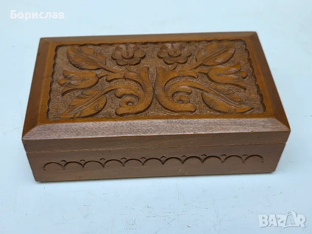 Дървена кутия за бижута и ценности