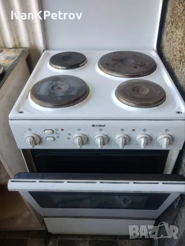 Готварска печка с 4 котлона,INDESIT.