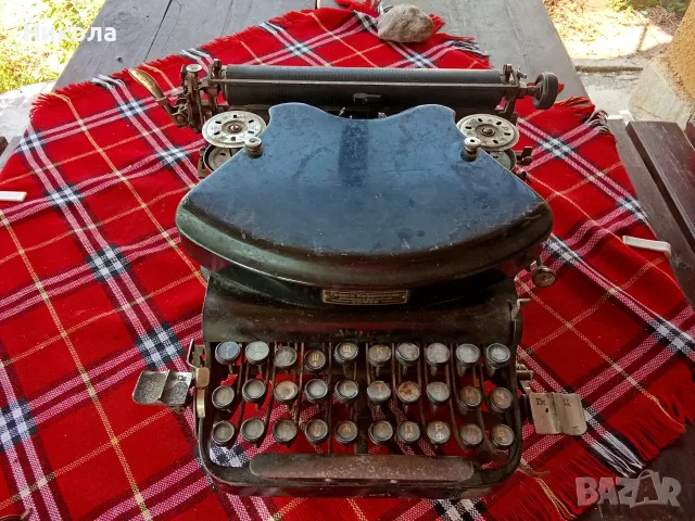 Стара германска пишеща машина Adler