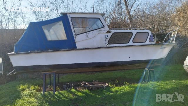 продава се 7метра със двигател 