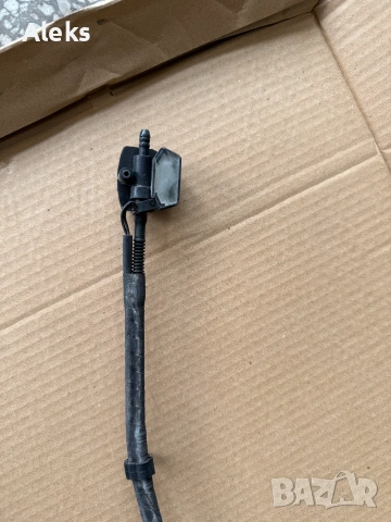Дюза за измиване на предно стекло BMW F30, оригинална, снимка 2 - Части - 54993548