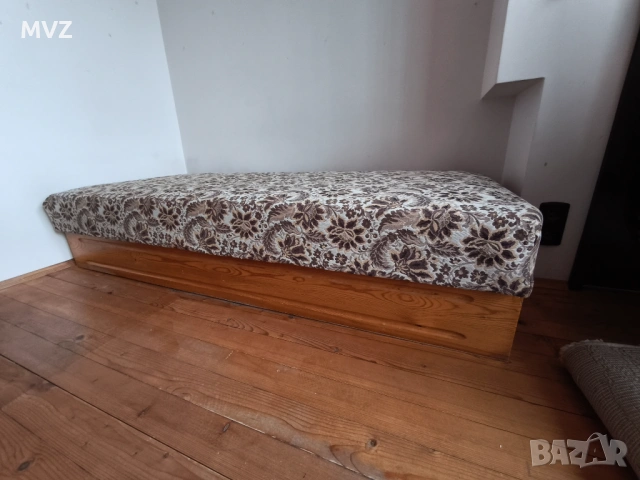 Масивно дървени легло с матрак и ракла