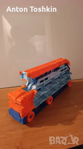 Автовоз Hotwheels с писта