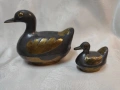 Две масивни кутии патици от висококачествен калай (pewter) с релефни апликации от месинг., снимка 2