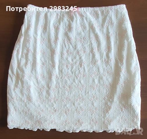 Бяла пола с розови цветчета и панделка 