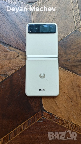 Motorola Razr 40 Vanilla Cream ЗА ЧАСТИ – Здрава платка и корпус / Повреден основен екран, снимка 4 - Резервни части за телефони - 55276141
