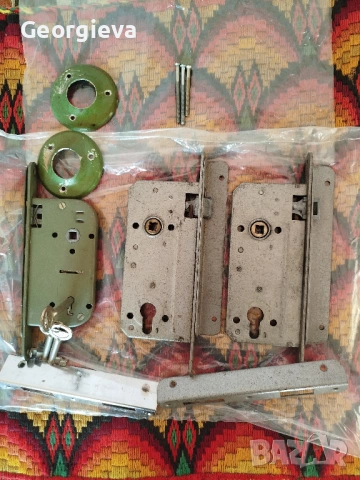 стари брави едната с ключ