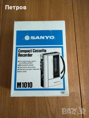 Продавам малък винтидж преносим японски касетофон Sanyo M1010