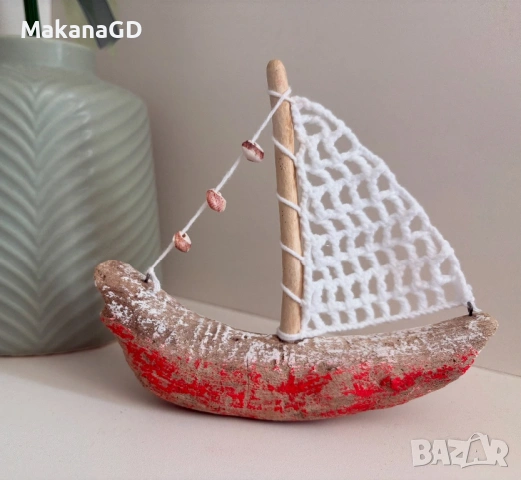 Дървена лодка