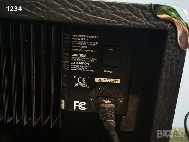 Усилвател за китара кубе berhinger V-ampire LX112 120W вградени ефекти, снимка 8 - Струнни инструменти - 54015476