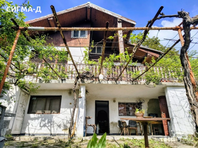 Панорамен имот в Батово - дом сред зелени склонове , снимка 3 - Къщи - 55102814