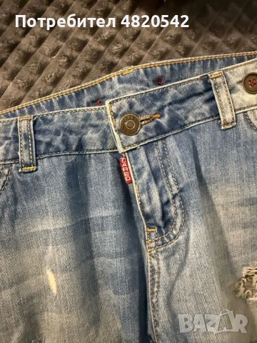 Дънки на марката DSQUARED