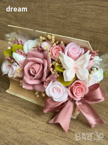 Аранжировка с цветя от соев восък