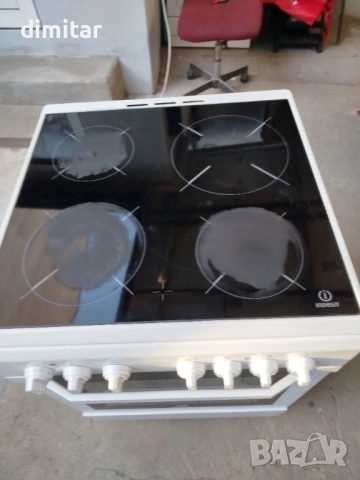 Свободно стояща готварска печка Indesit стъклокерамичен плот, снимка 6 - Печки, фурни - 54224143