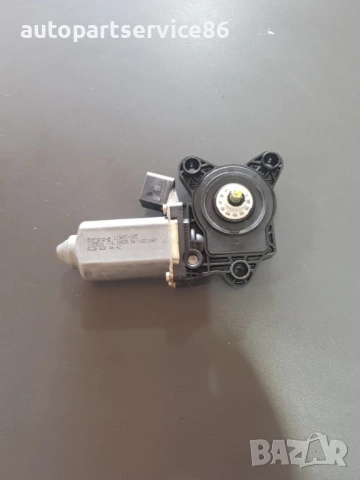 Мотор за стъкло предна лява врата  за Mercedes C Class W203 (2001-2005) A2208204642