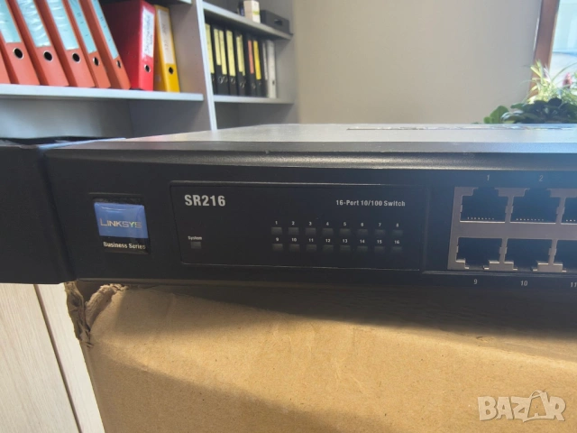 Продавам 24 портов 100мегабитов суич Linksys SR216, снимка 2 - Суичове - 54595321