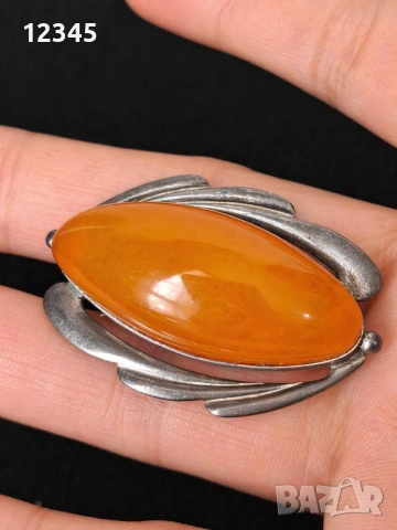 Руска антикварна сребърна брошка с кехлибар 