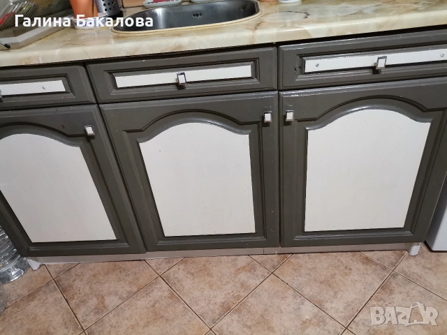 Продавам кухненски шкафове. Долни, горни и барче.