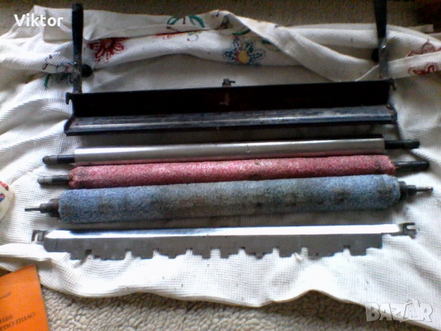 Продавам на символична цена комплект валове за овлажнителния апарат на офсетова машина РОМАЍОР, снимка 2 - Други машини и части - 54131293