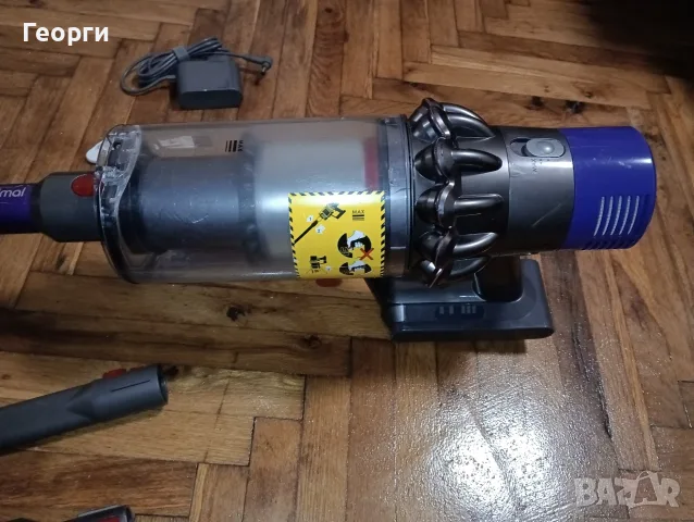 Отлична безжична прахосмукачка Дайсън В10 напълно почистена с нова батерия и аксесоари, снимка 2 - Прахосмукачки - 55464442