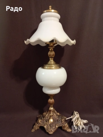 Голяма старинна лампа с красив бял стъклен абажур