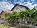 Просторна обзаведена къща с двор и отлична локация в село Петърч, снимка 1