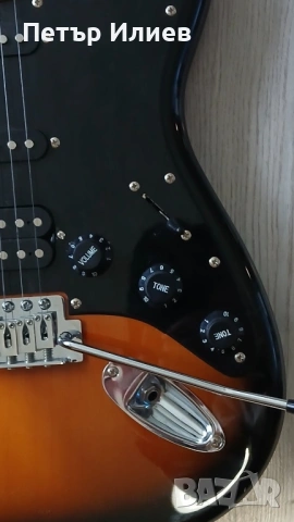 Продавам китара Stratocaster Squier + усилвател Fender, distortion педал и аксесоари, снимка 2 - Китари - 54400330