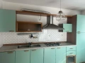 Кухня с котлони, аспиратор, мивка и шкафове, снимка 2