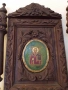Продавам стара ръчно резбована дървена рамка с колони(малък иконостас), снимка 3