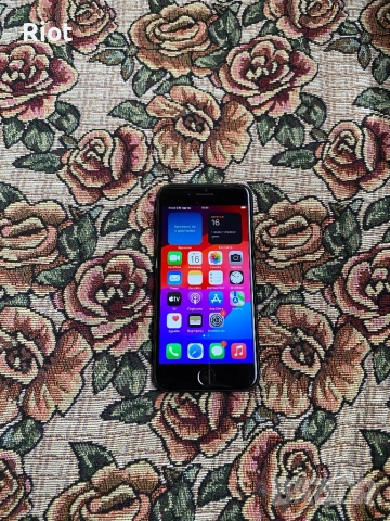 Продавам iPhone SE 2020