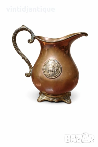 Винтидж медна кана с декоративни елементи и релефен медальон