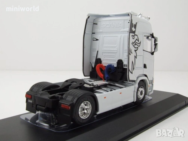 Scania S-Series влекач 2020 - мащаб 1:43 на IXO моделът е нов в PVC дисплей-кейс, снимка 2 - Колекции - 54504498