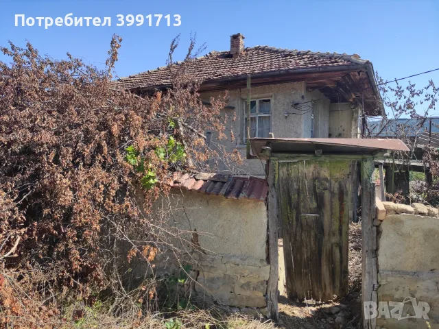 Продавам дворно място със стара къща в с. Сливовица