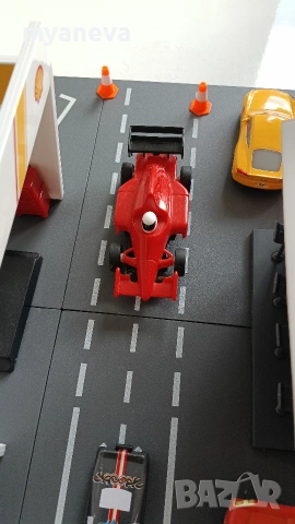 Bburago Ducati Pit-Box  (Shell V-Power) , сглобяема конструкция на бокс с писта за колички и мотор. , снимка 6 - Коли, камиони, мотори, писти - 55252092