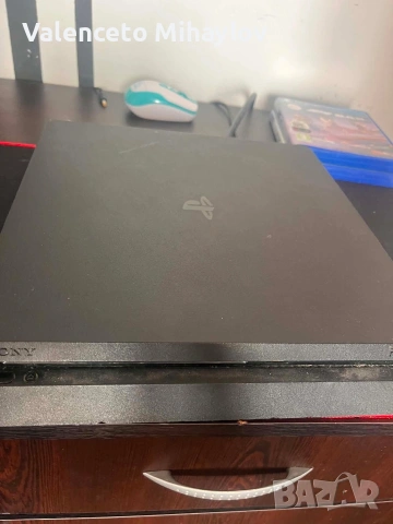 PS4 s 600 GB + 3 joystika +Minecraft