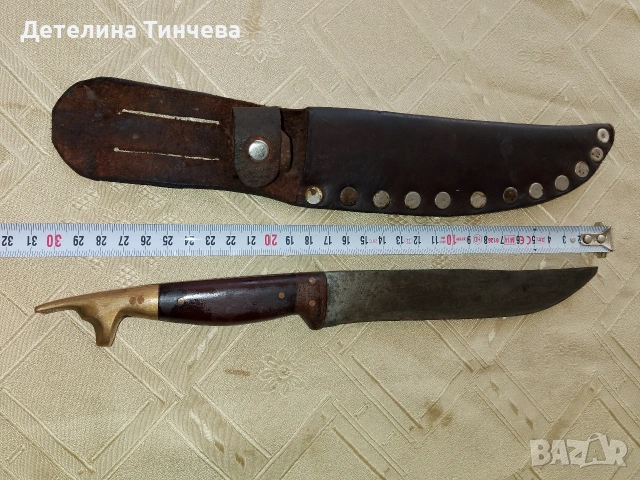 Стар нож с куче