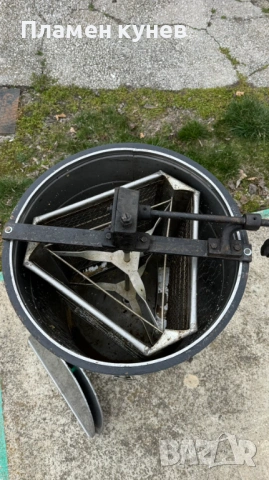 Продавам центрофуга за мед 3-рамкова, ръчна от хром-никел (инокс) , снимка 5 - За пчели - 54176028