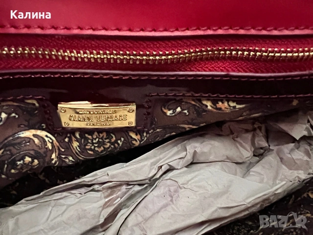 ЧИСТО НОВА Дамска лачена чанта VERSACE в цвят бордо, снимка 6 - Чанти - 55090034