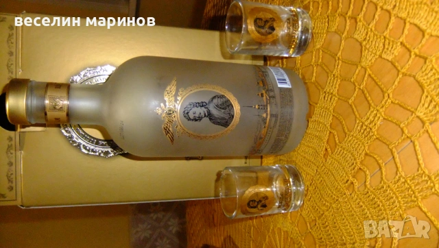 Продавам опзлатена стъклена бутилка от водка с две чаши за водка, снимка 2 - Антикварни и старинни предмети - 54746586