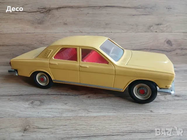 Стара руска пластмасова играчка автомобил ГАЗ.