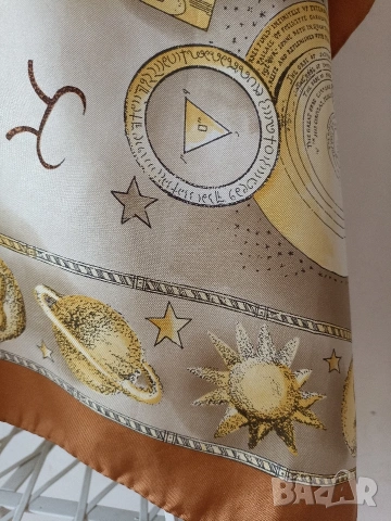 Дамски шал Alviero Martini, снимка 11 - Шалове - 54357103