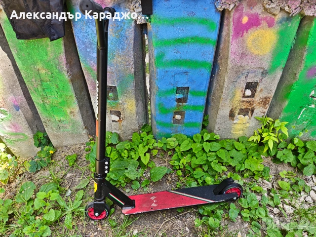 Тротинетка FERRARI, каска FERRARI + подарък , снимка 3 - Скутери и тротинетки - 55069517
