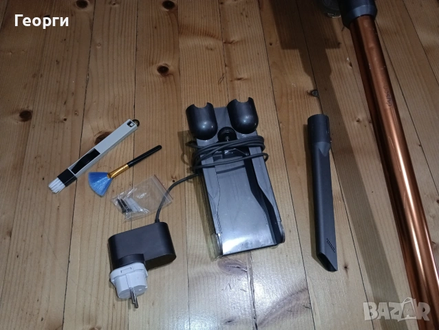 Отлична прахосмукачка Dyson V10 с добра батерия и аксесоари, снимка 2 - Прахосмукачки - 53357300