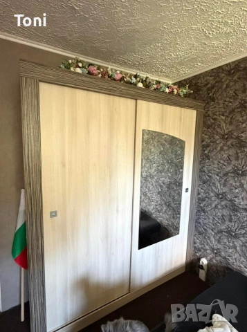 двукрилен гардероб с лека забележка