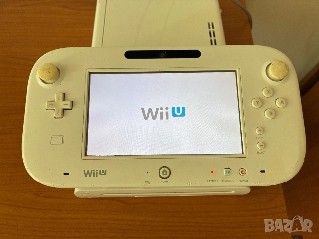 Nintendo Wii U и диск с играта Fast Racing Neo