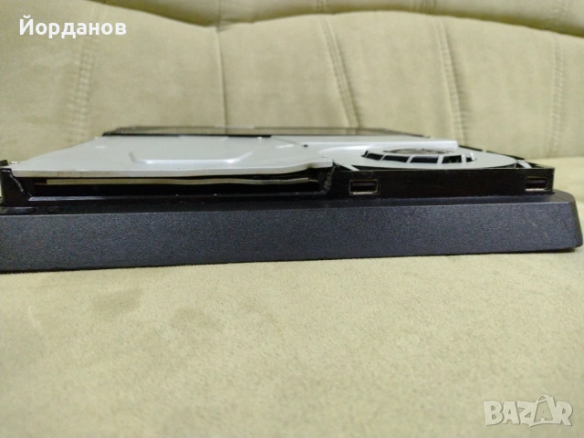 Playstation 4 Slim CUH-2016A цял за ремонт или части, снимка 4 - PlayStation конзоли - 54485323